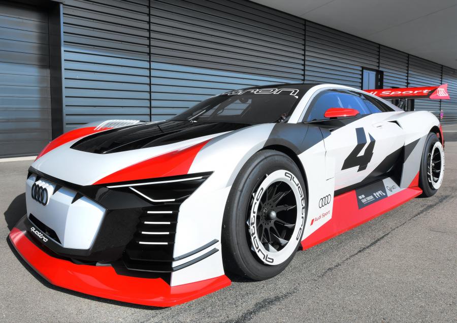  Audi e-tron Vision Gran Turismo 2018 года  (фото 11 из 22)